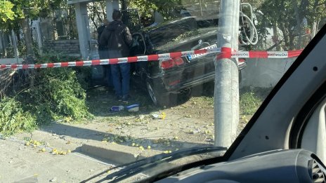 Наквасен шофьор се заби в къща в Горна Оряховица