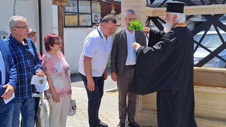 Новата чешма срещу бившия „Дом Младост“ спря