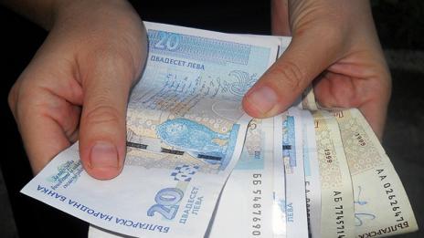 Минималната заплата остава 340 лева
