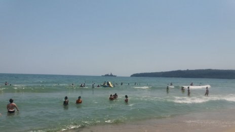 Плажовете във Варна гъмжат от летовници