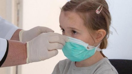Учени: Делта вирусът не разболява тежко децата