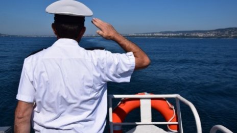 Мати пое на последното си плаване. ВМС изпрати журналиста в последния му земен път