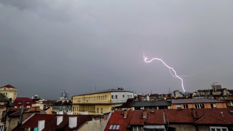 Облачно с валежи в почти цяла България утре