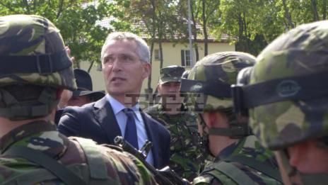НАТО изпраща трима наблюдатели на руски военни учения