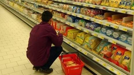 Цените на храните у нас катерят, а на Запад се сриват! Как да ги спрем?