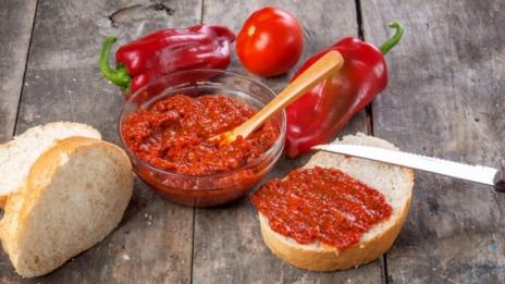 Качествената лютеница за износ, евтината у нас – с нишесте