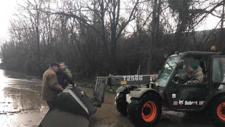 Заради огромните локви от дъжда извозваха варненци с багер