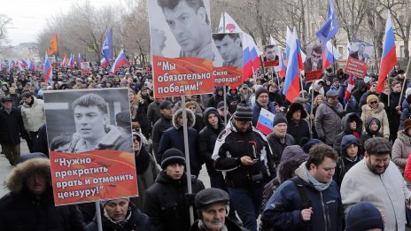 Хиляди руснаци почетоха паметта на Борис Немцов