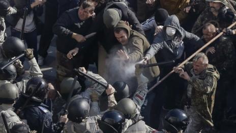 Сблъсъци пред украинския парламент
