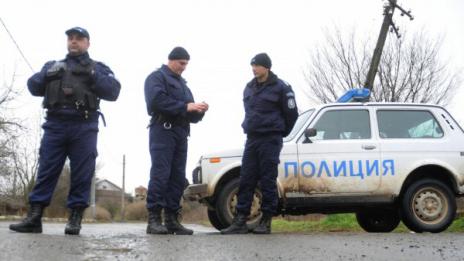 Задържаха 27 мигранти в микробус край Созопол