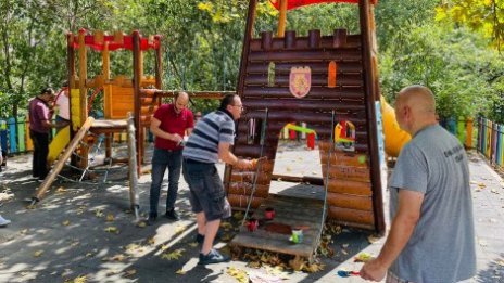 Канят родители да поправят детски площадки в „Аспарухово"