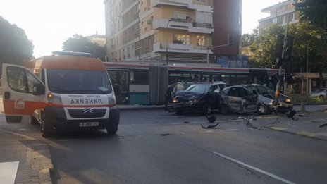 Тежка катастрофа на кръстовището на бул.”Владислав” и ул.”Г.Бенковски”