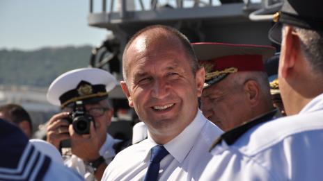 Военни моряци обезвредиха „вражески“ кораб пред погледа на президента Радев