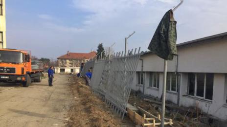 Укрепват оградата на центъра в Харманли