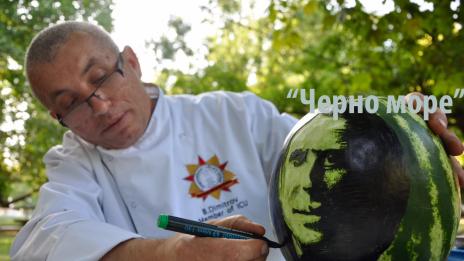 Във Варна гравираха лика на Макрон върху диня