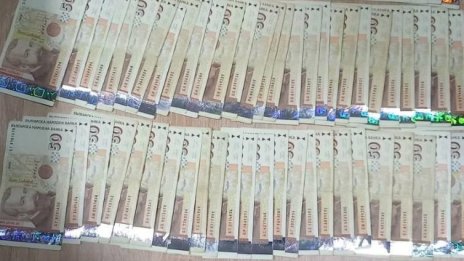 Гладни години! Разносвач на хляб инсценира грабеж и сви 3 бона фирмени пари