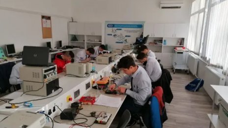 Варненската морска гимназия става център за високи постижения