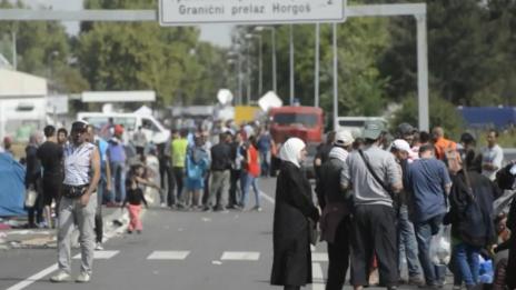 Швеция пази бежанците след палежи на центрове