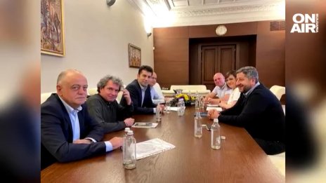 Усмивки от новите ленти: Коалиционен съвет на маса със... среден пръст!
