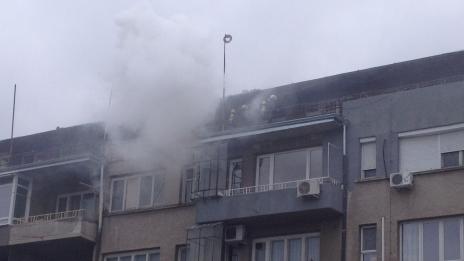 Гори блок срещу Руското консулство във Варна