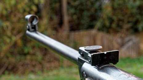 26-годишен простреля 2 деца с въздушна пушка