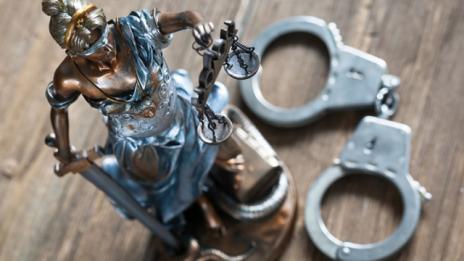 Задържаха мъж за две измами, представял се като служител на НАП