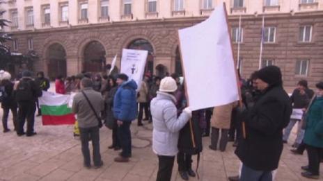 Учители по география протестират