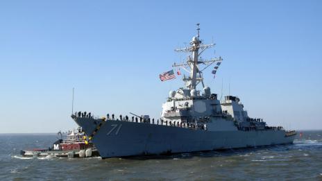 Американски ескадрен миноносец пътува към Варна