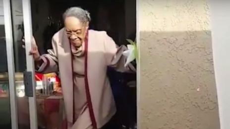 100-годишна жена празнува юбилея си с бурен танц (ВИДЕО)