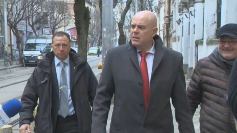 Управляващата коалиция поиска оставката на Гешев с декларация