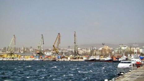 Пристанище Варна е затворено заради силния вятър