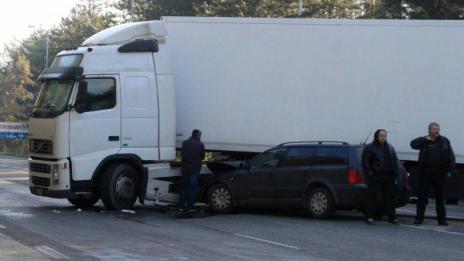 ТИР с 20 тона мандарини се преобърна в Плевенско