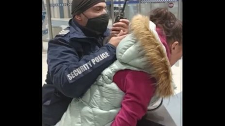 За без маска... Зрелищен арест на жена в софийското метро ВИДЕО