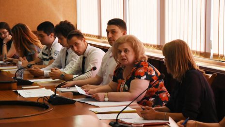 Търсят подобряване на диалога с младите