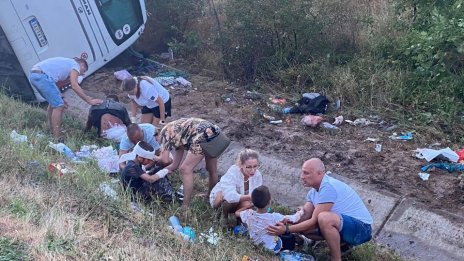 Експерти: Отклоняване на вниманието и липса на мантинела обърнали сръбския автобус