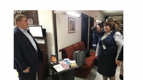 Евродепутатът Емил Радев дари нови книги на съвременни български автори на варненската библиотека