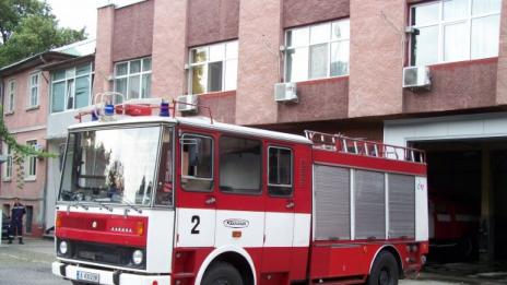 Лека кола се запали след удар в бордюр