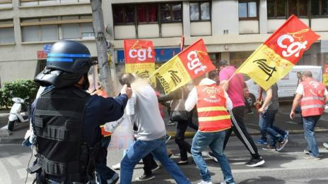 Нови сблъсъци между протестиращи и полиция в Париж