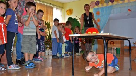 Дете в забавачката: Кога да я взема? Да си счупя краката ли?