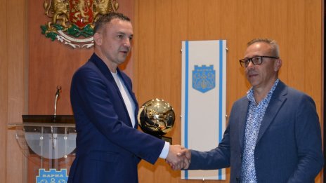 Кметът награди футболен треньор №1 на България Илиан Илиев