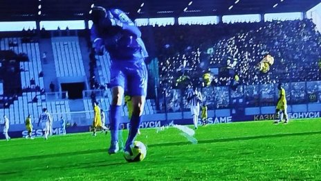 Арестуваха фена, който хвърли бутилка към Даниел Наумов