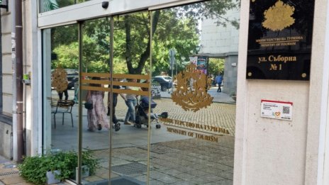 Илин Димитров дава 720 000 лв. на чужди журналисти и инфлуенсъри да ни хвалят