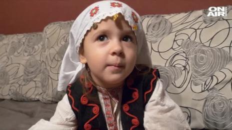 Повод за гордост: Тя е само на три, а вече пее химна на България!
