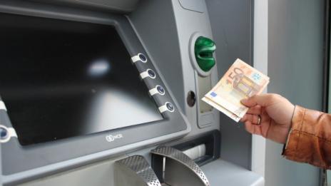 Банкомат изхвърли 10 000 евро на улицата