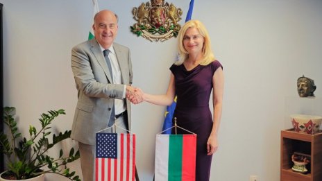 Министър Зарица Динкова обсъди туризма с американския посланик