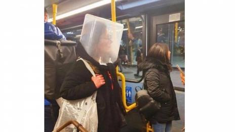 Млада жена се появи в градския транспорт с туба на главата
