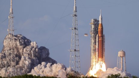 Астронавтите от "Артемис 2" вече са на половината път до Луната