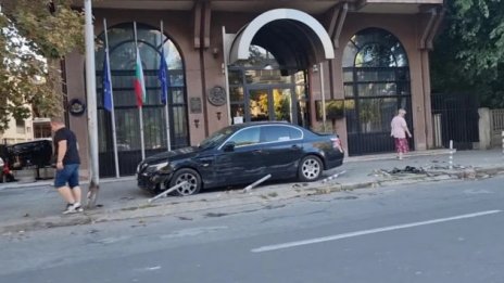 Блъснаха 2 коли на посолството ни в Северна Македония