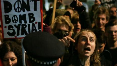 Британски бомбардировачи с първи удари в Сирия