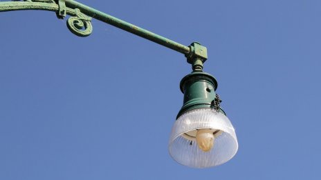 Системни кражби оставиха булевард във Варна без улично осветление 